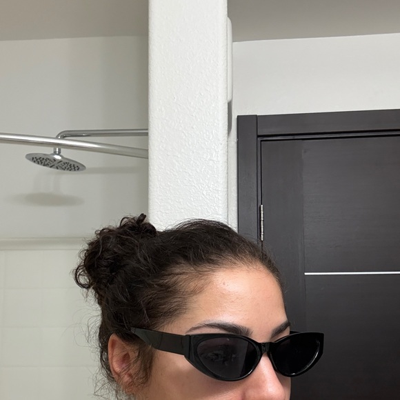 Chic Black Cat-Eye Sunglasses - Picture 4 of 4